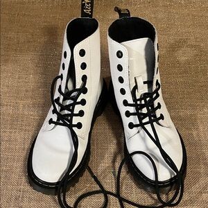 Classic White Lace-Up Boots Doc Martens